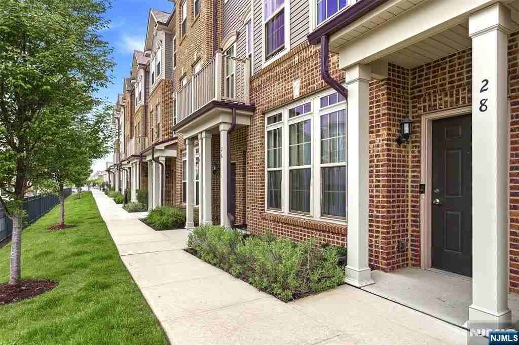 28 Leahy Dr - Photo 3 of 29