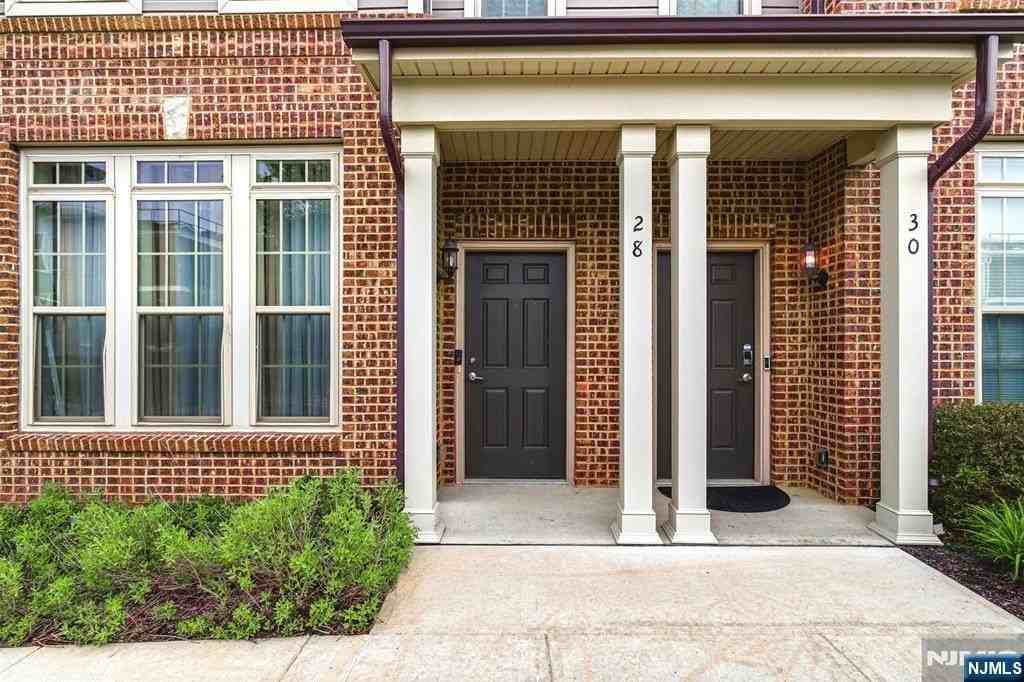 28 Leahy Dr - Photo 4 of 29