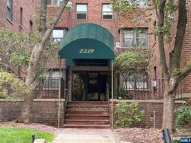 2339 Hudson Ter Apt E9 - Photo 1 of 1