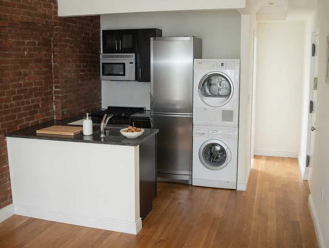 244 E 78th St #3C - Photo 2 of 4