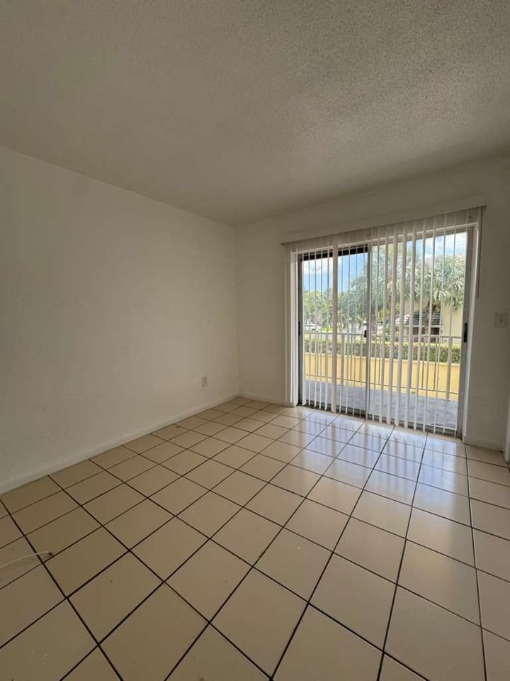 NEW CASTLE APARTMENTS LLC - Photo 4 of 14