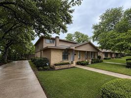 featured image of 921 W Rochelle Rd