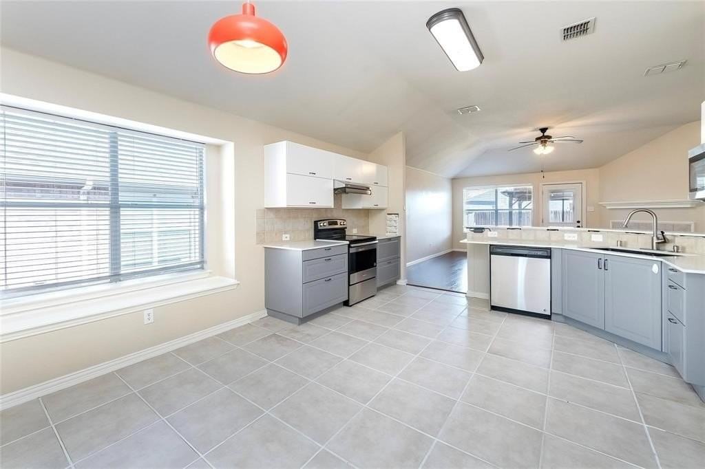 2716 Dawn Spring Dr - Photo 3 of 23