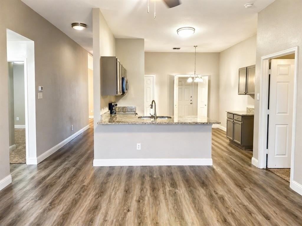 2101 Wildwood Dr - Photo 3 of 10