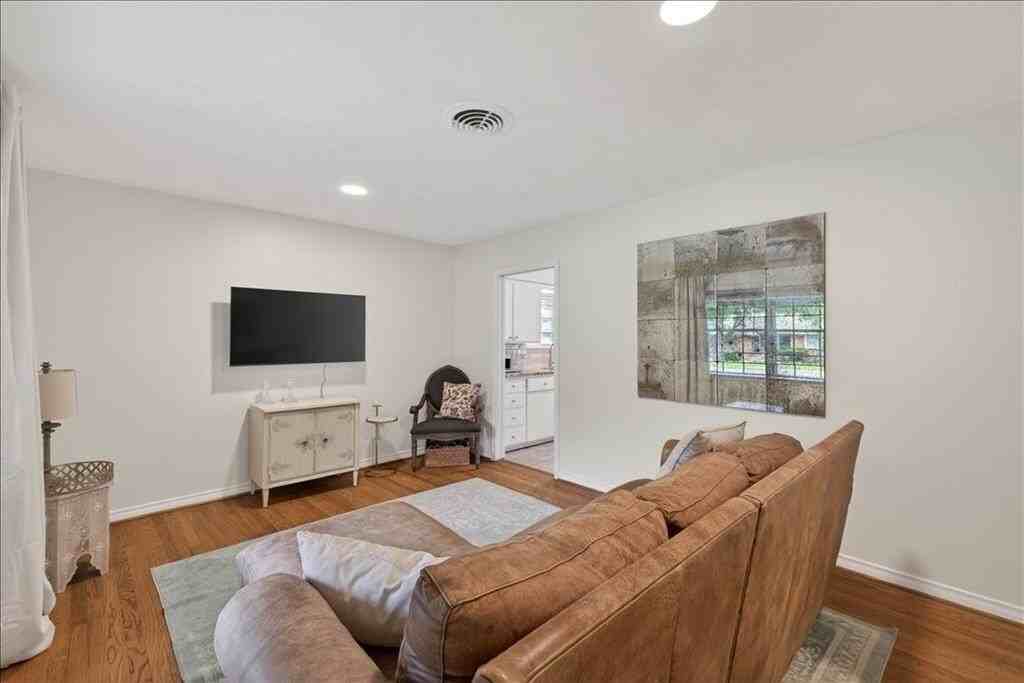 105 S Weatherred Dr - Photo 6 of 40