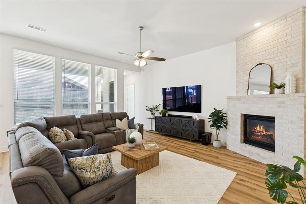 1903 Midhurst Dr - Photo 4 of 23