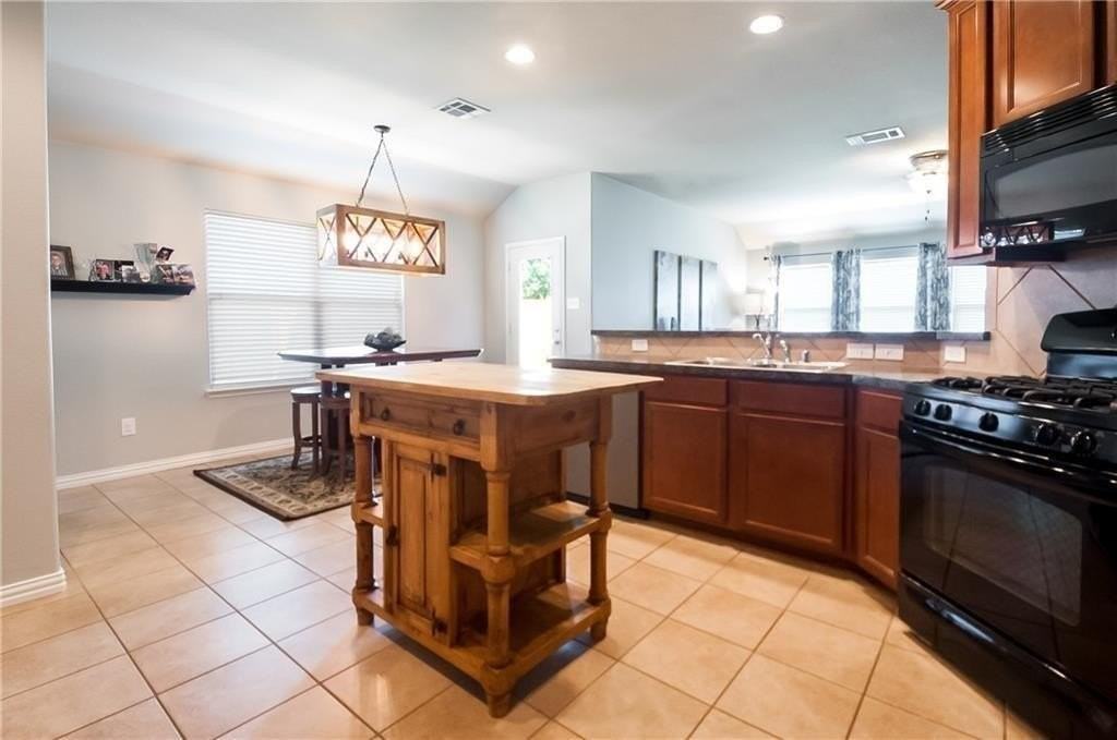 913 Buffalo Creek Dr - Photo 4 of 18