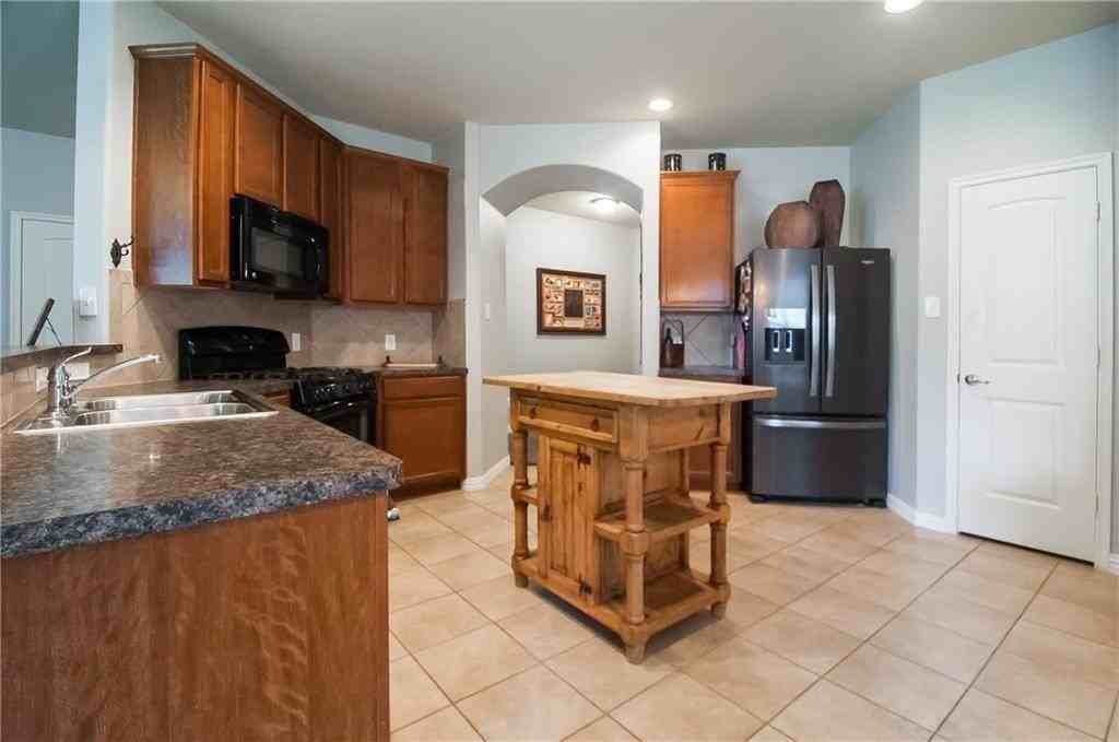 913 Buffalo Creek Dr - Photo 5 of 18