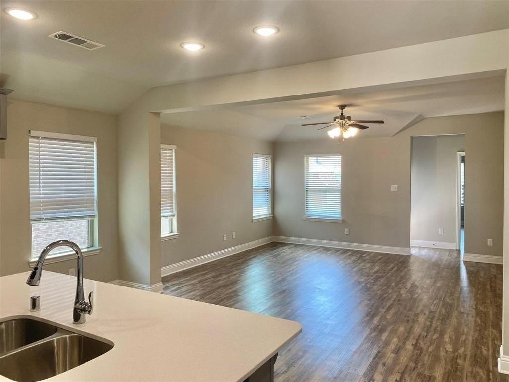 2258 Templin Ave - Photo 4 of 15