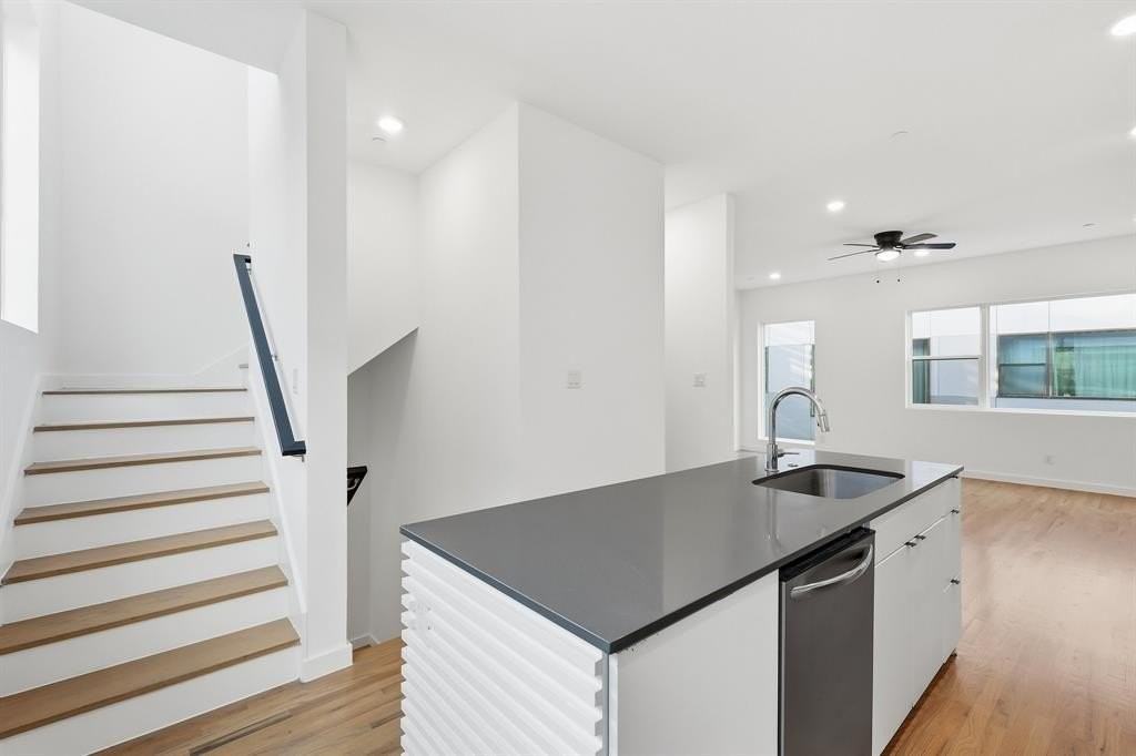 427 W 10th St #502 - Photo 2 of 34