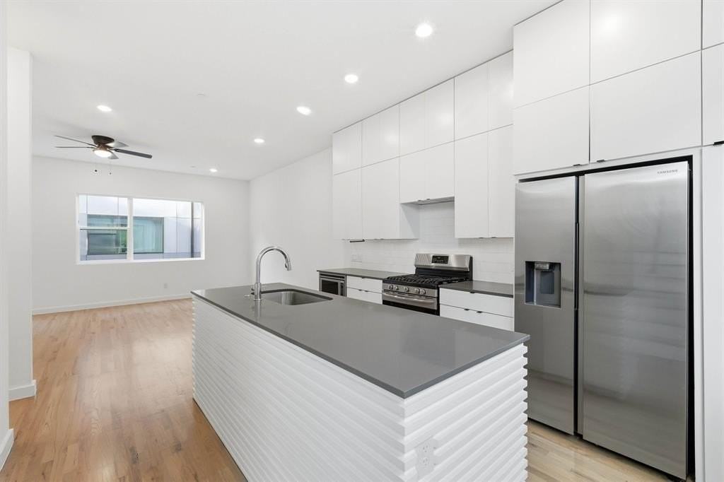 427 W 10th St #502 - Photo 3 of 34