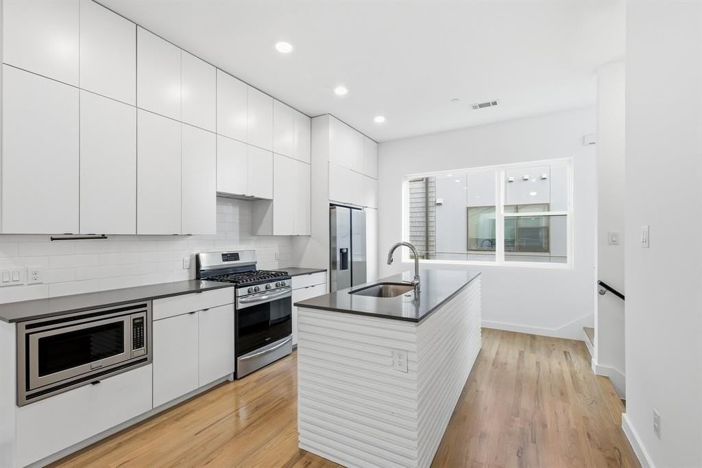 427 W 10th St #502 - Photo 4 of 34