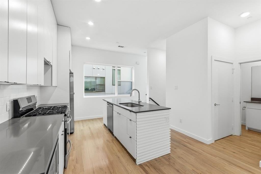 427 W 10th St #502 - Photo 5 of 34