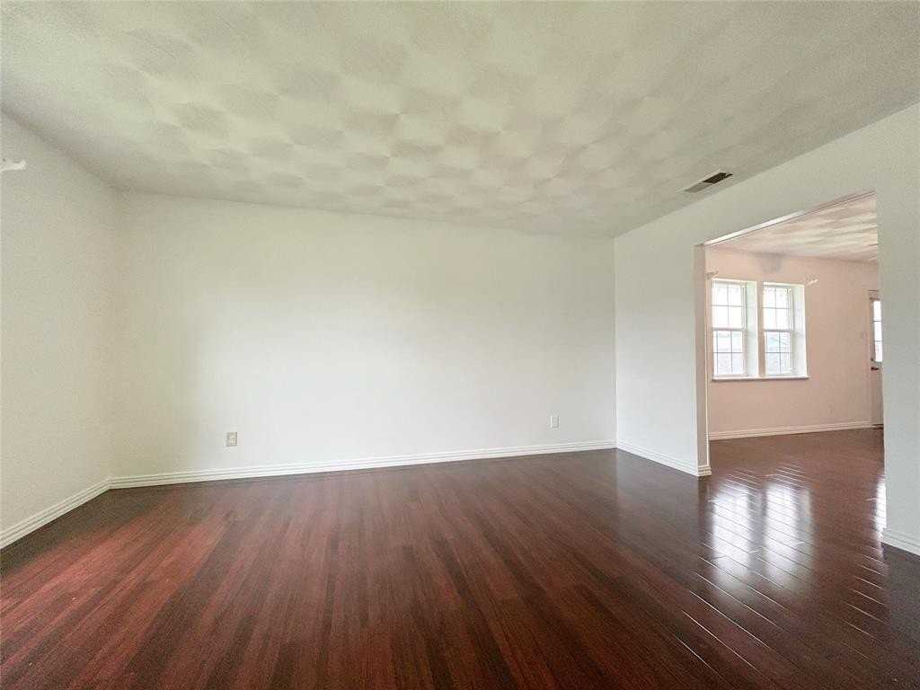 4202 Windsor Dr - Photo 3 of 12