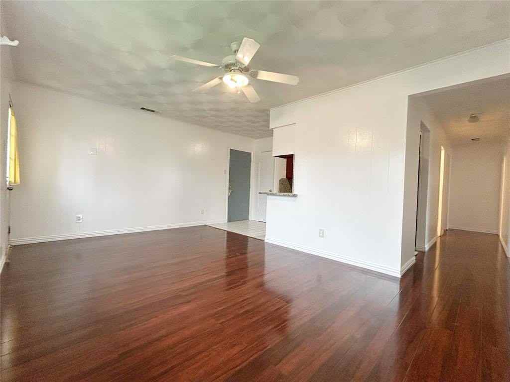 4202 Windsor Dr - Photo 4 of 12