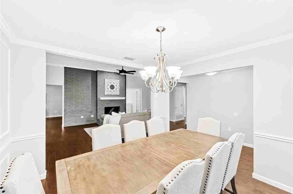 2600 Summertree Dr - Photo 3 of 37