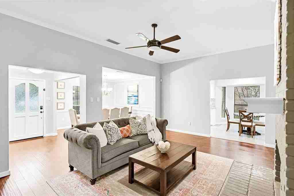 2600 Summertree Dr - Photo 5 of 37