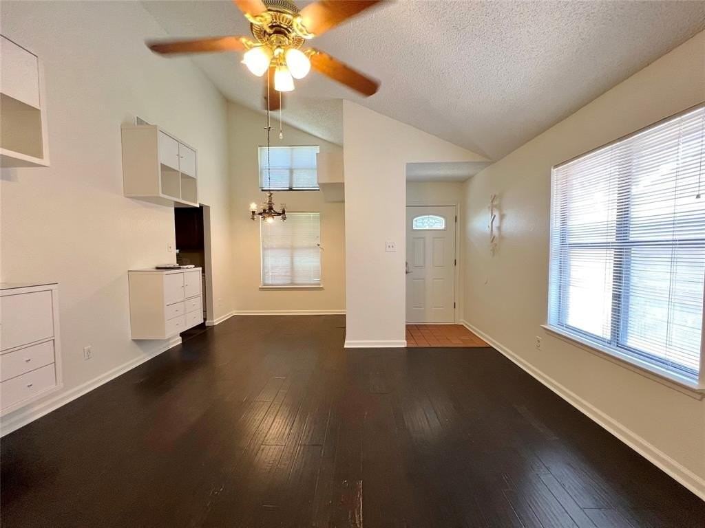 1150 Suburban St - Photo 3 of 20