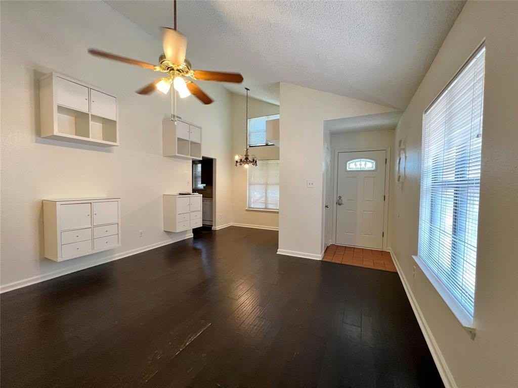 1150 Suburban St - Photo 4 of 20