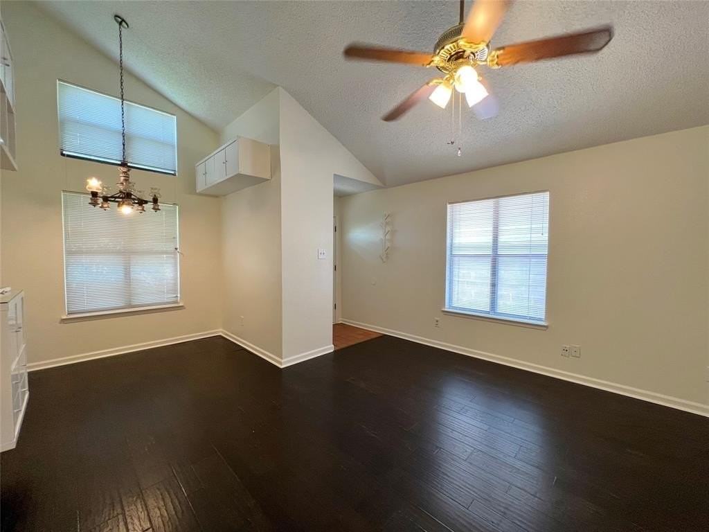 1150 Suburban St - Photo 5 of 20