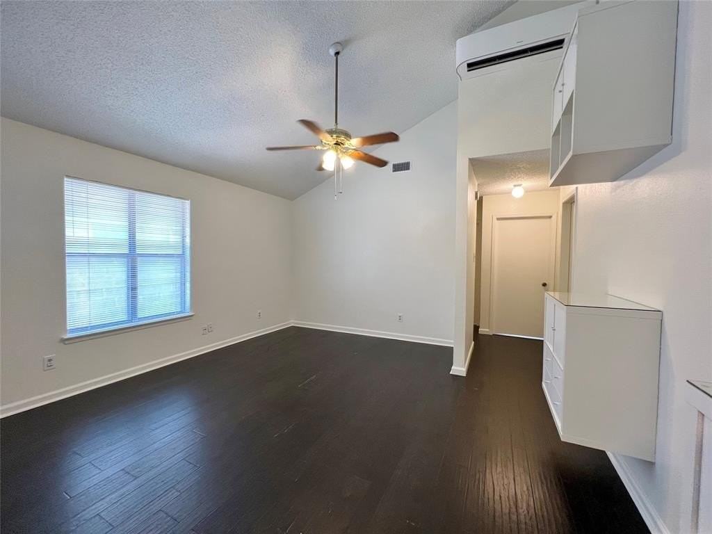 1150 Suburban St - Photo 6 of 20