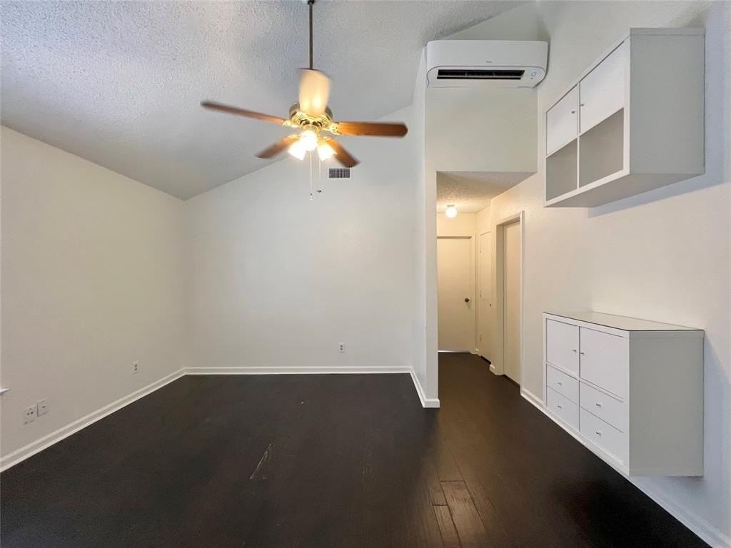 1150 Suburban St - Photo 7 of 20