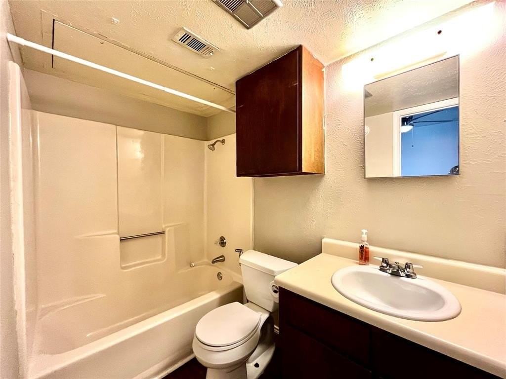 2526 W Prairie St #204 - Photo 6 of 8