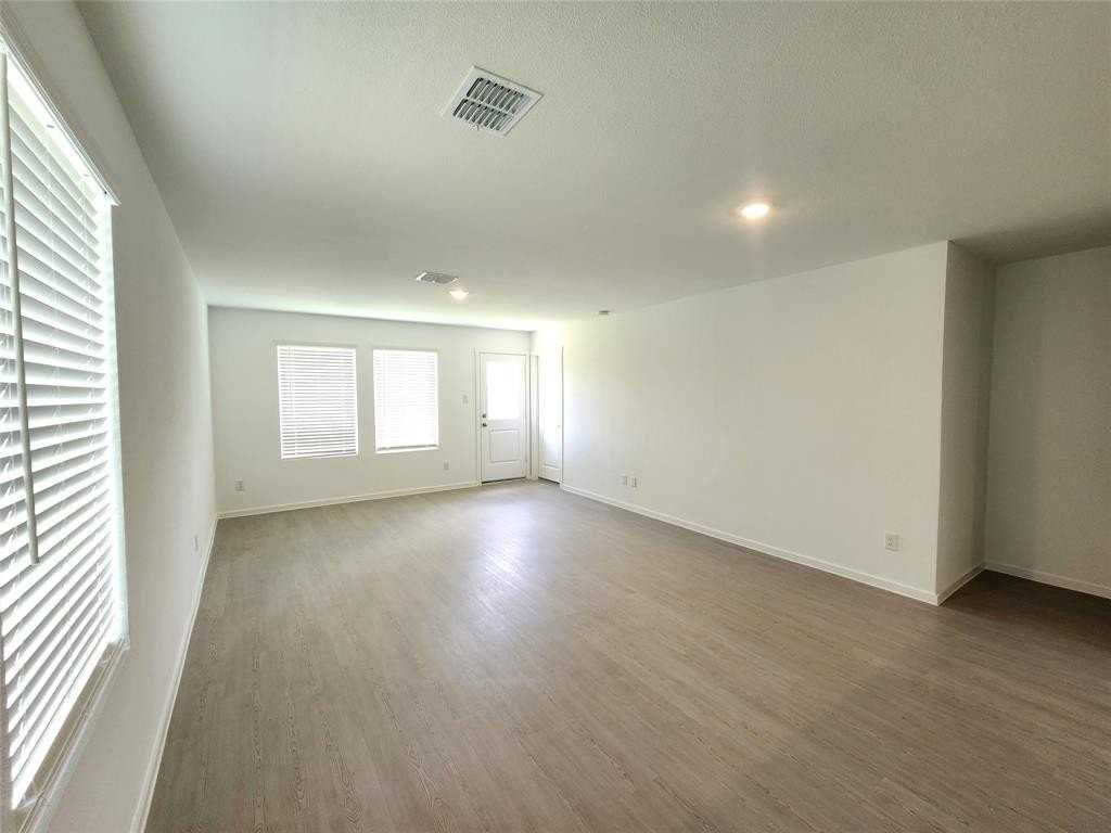 1043 Birkdale Dr - Photo 3 of 13