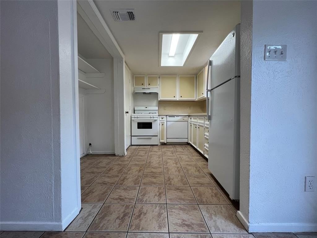 1908 Camden Ct #03 - Photo 4 of 17