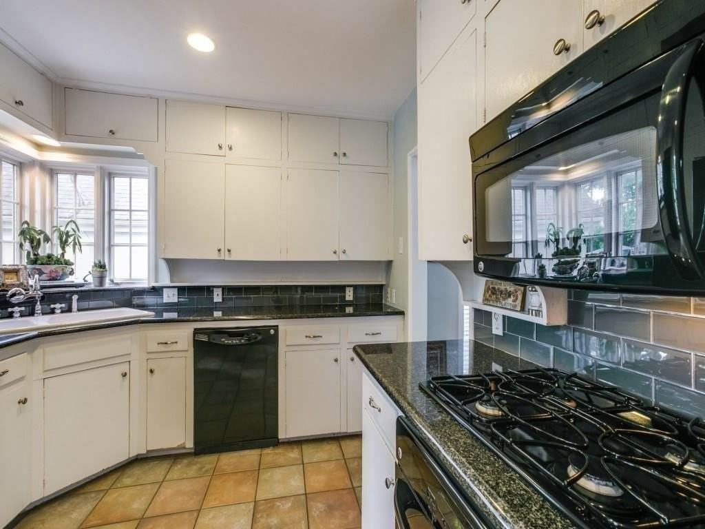 1523 Oak Knoll St - Photo 3 of 24