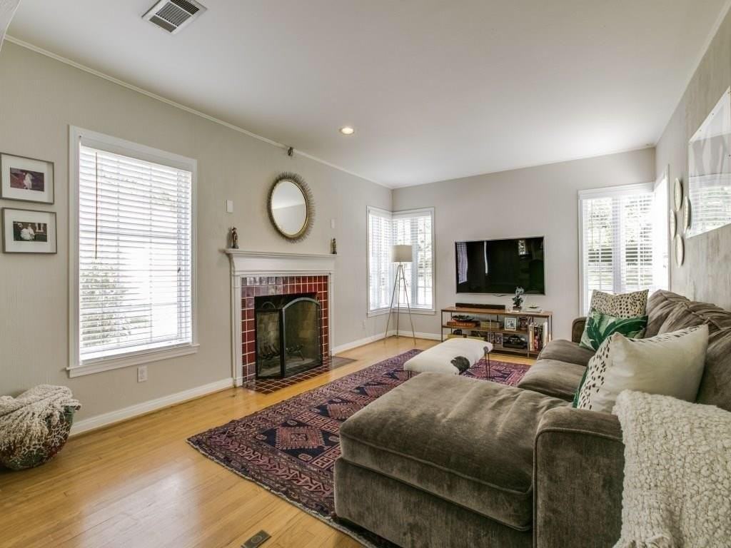 1523 Oak Knoll St - Photo 5 of 24