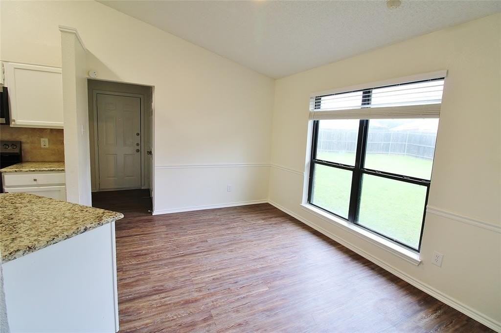 1103 Hemlock Ct - Photo 4 of 15
