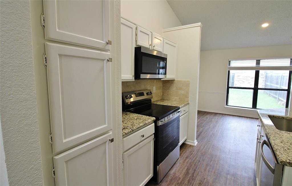 1103 Hemlock Ct - Photo 6 of 15