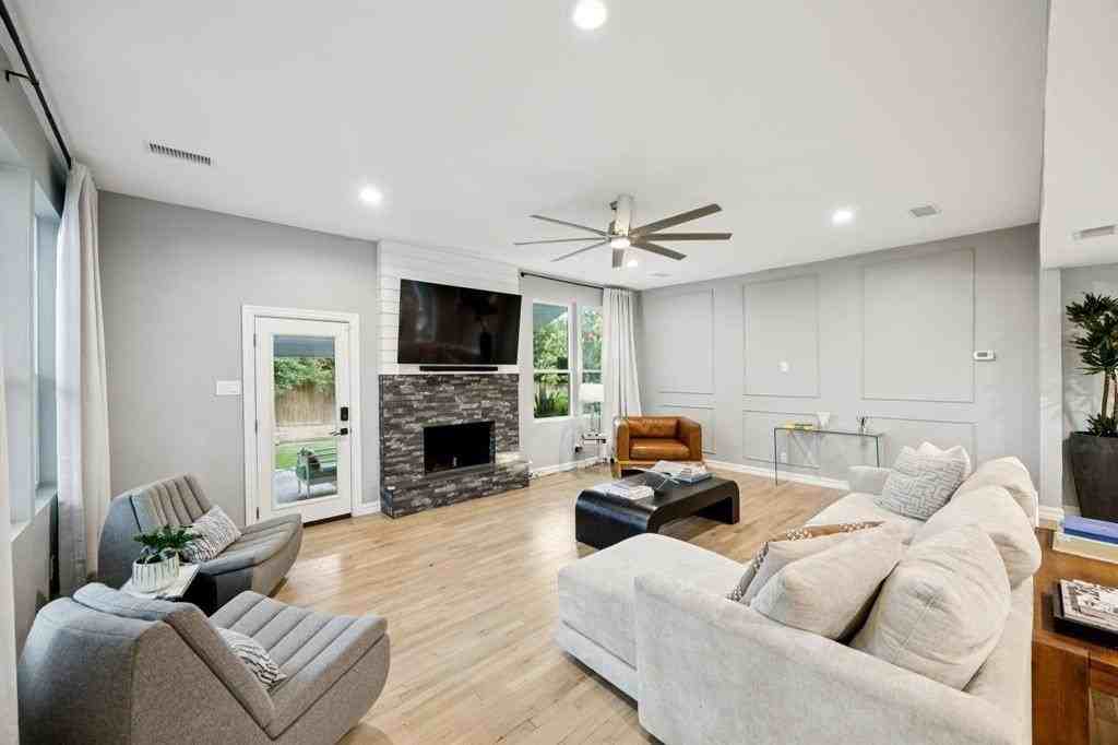 7018 Blackwood Dr - Photo 2 of 28
