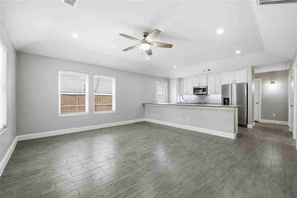 929 W Collins St - Photo 2 of 32