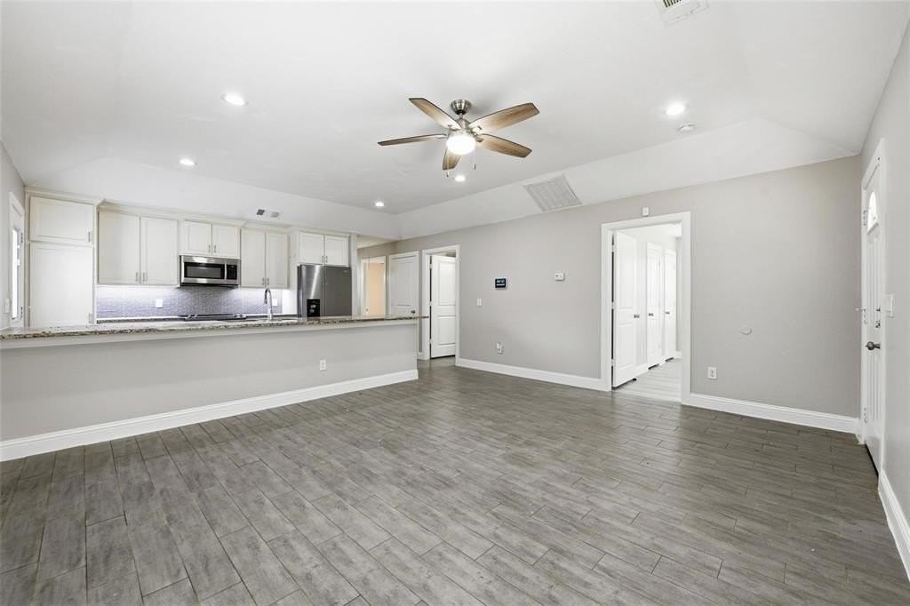 929 W Collins St - Photo 3 of 32