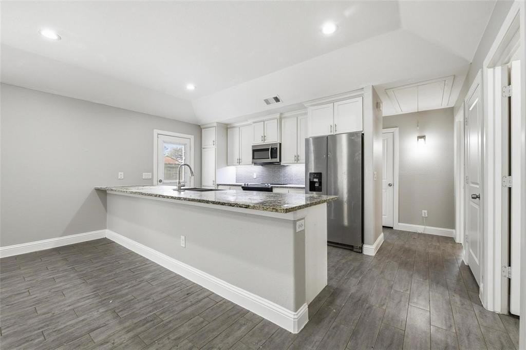 929 W Collins St - Photo 4 of 32