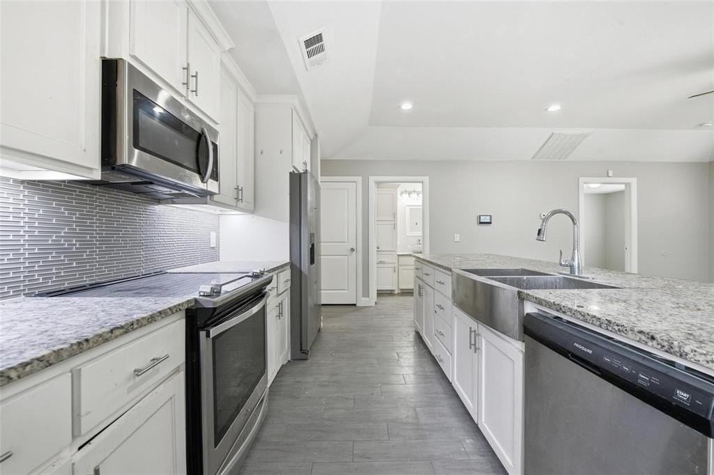 929 W Collins St - Photo 5 of 32