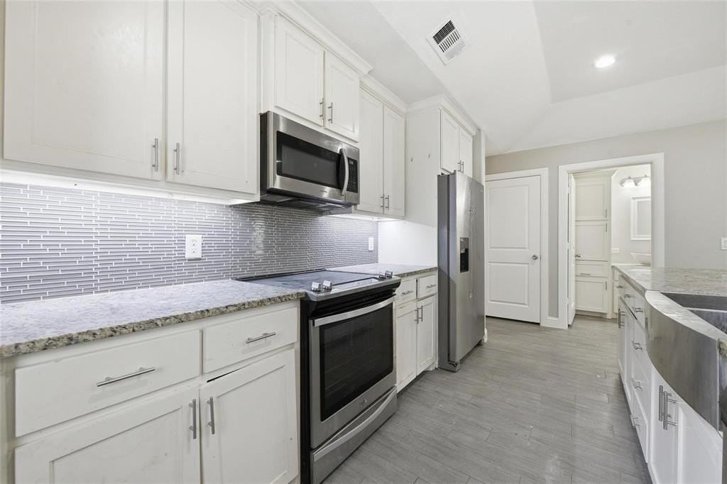 929 W Collins St - Photo 6 of 32