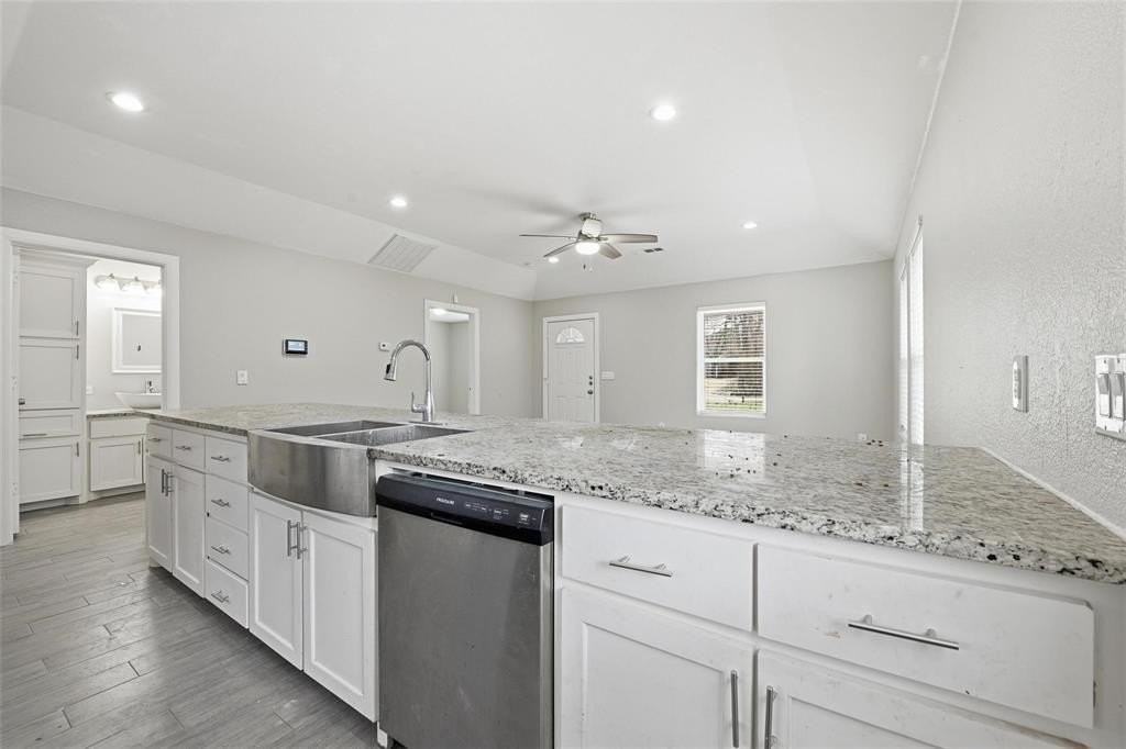 929 W Collins St - Photo 7 of 32
