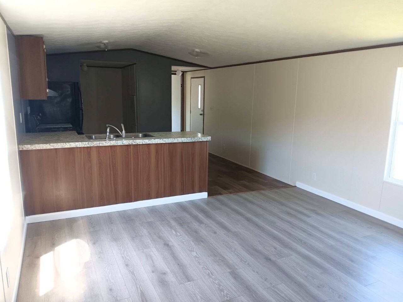 570 Banjo Way - Photo 2 of 10