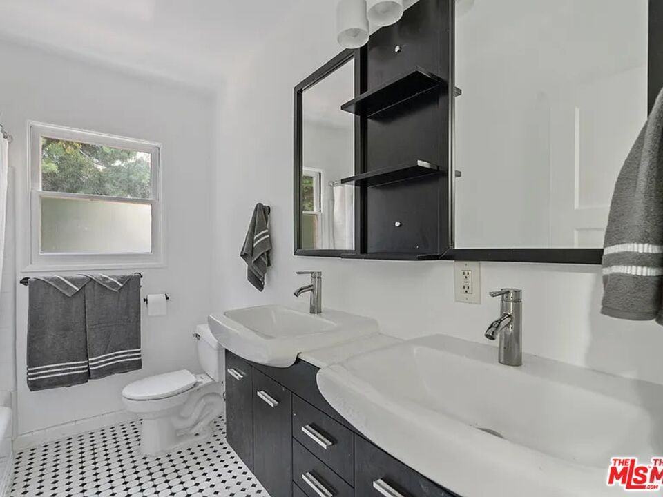 3031 S Bentley Ave - Photo 2 of 8