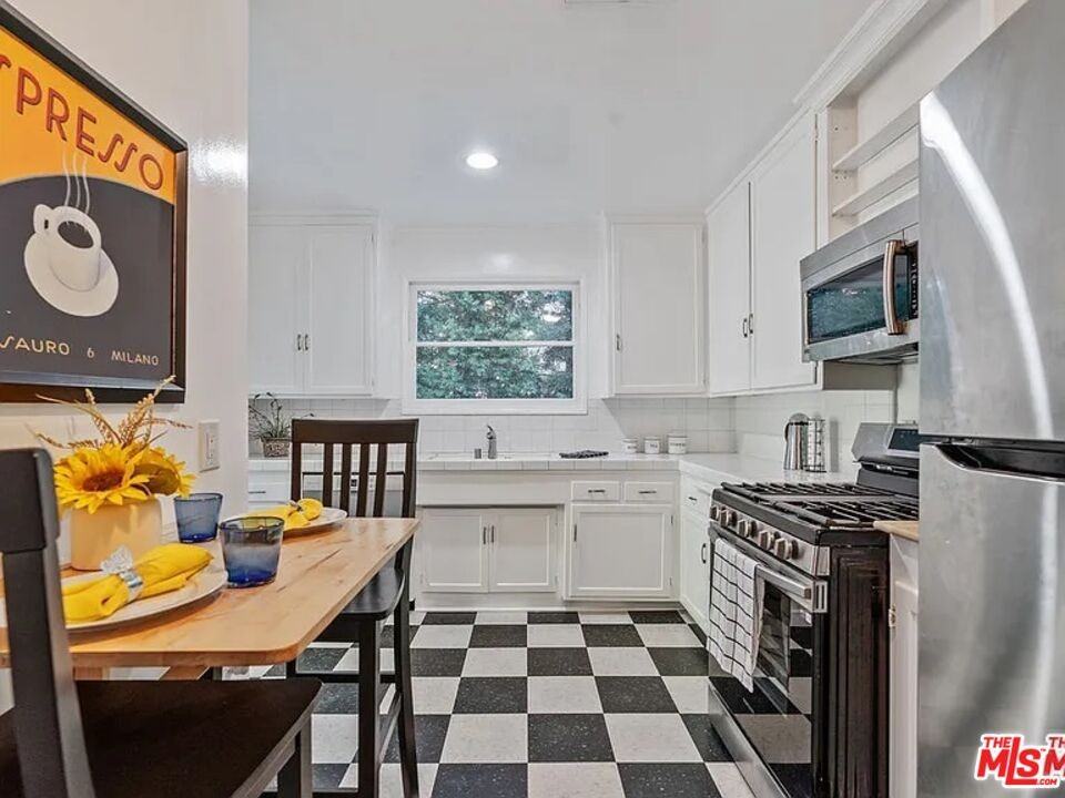 3031 S Bentley Ave - Photo 4 of 8