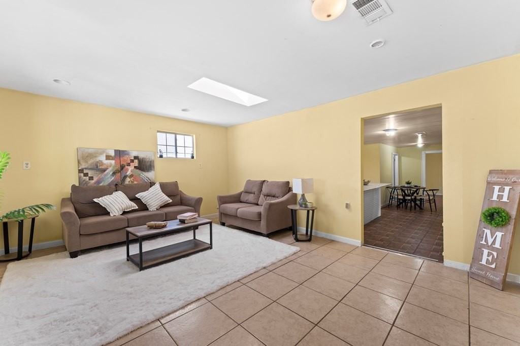 909 S Mineola St - Photo 2 of 20