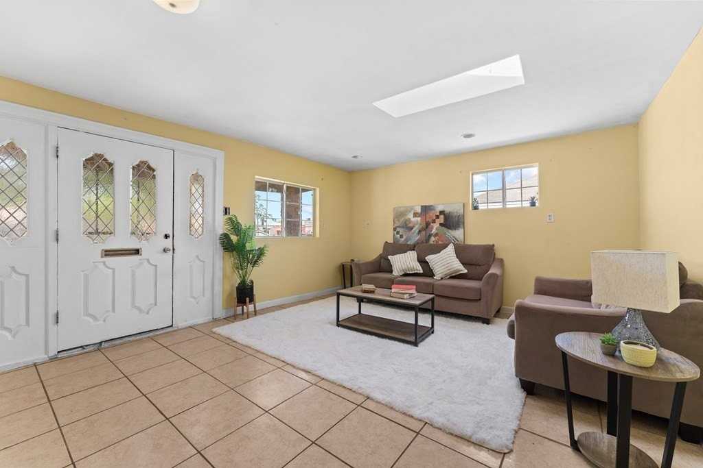 909 S Mineola St - Photo 3 of 20
