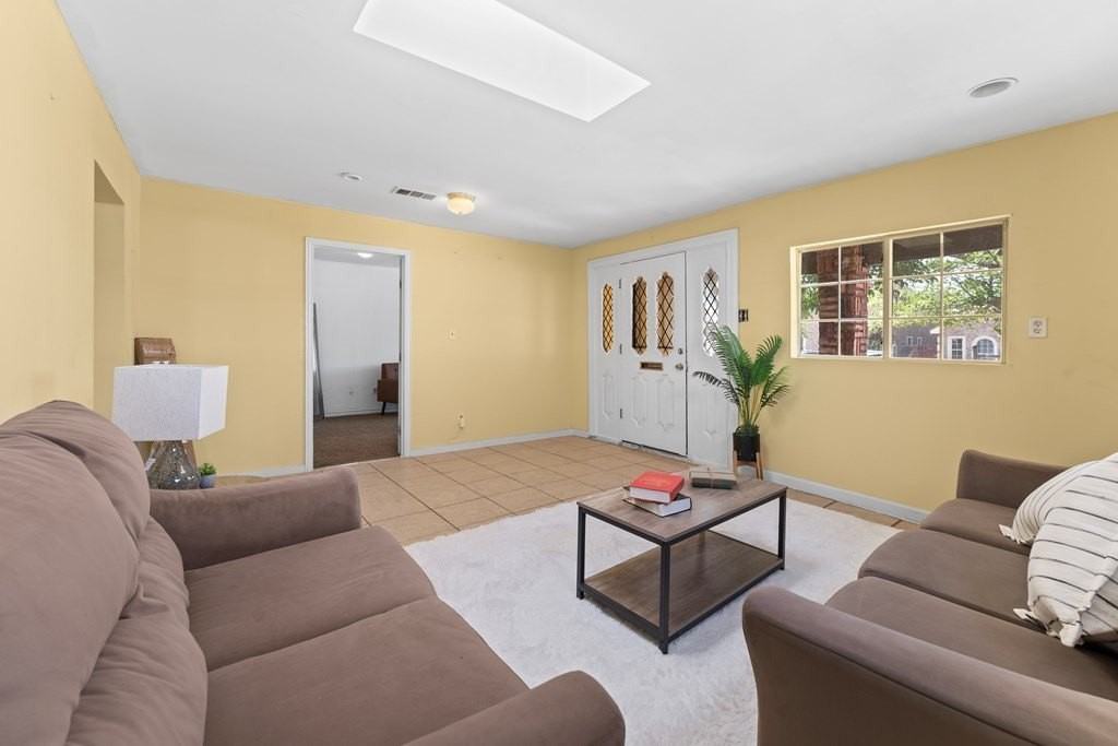 909 S Mineola St - Photo 4 of 20