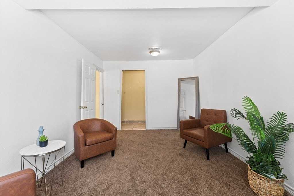 909 S Mineola St - Photo 6 of 20