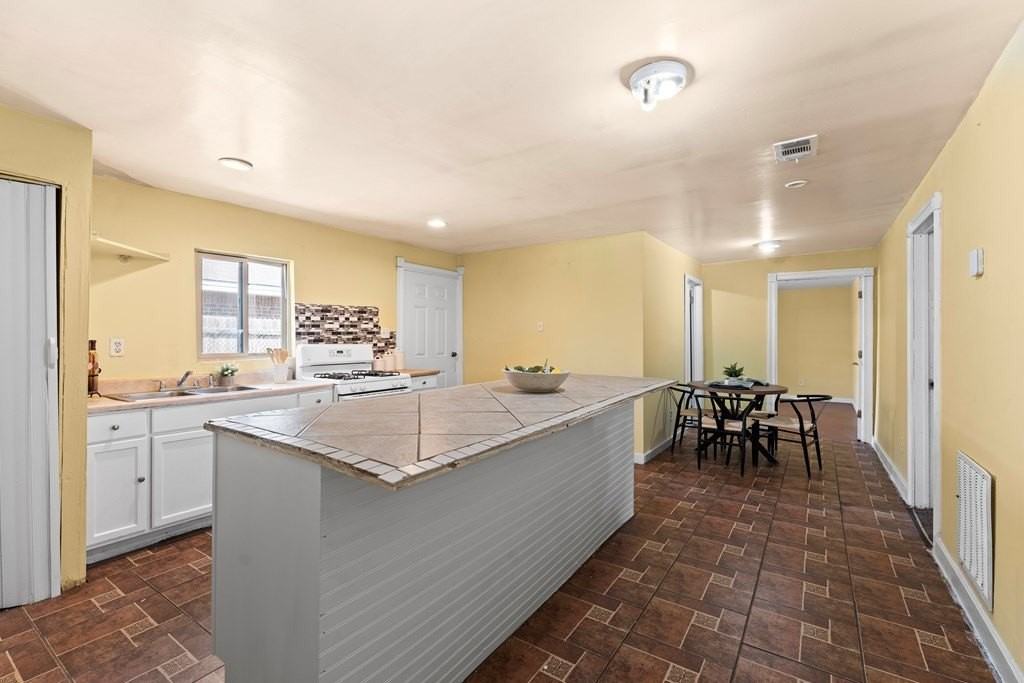 909 S Mineola St - Photo 7 of 20