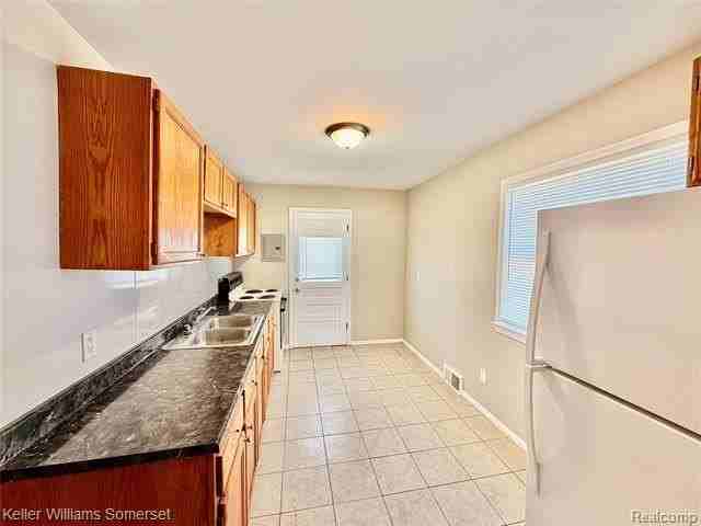 12753 Georgiana Ave - Photo 5 of 9