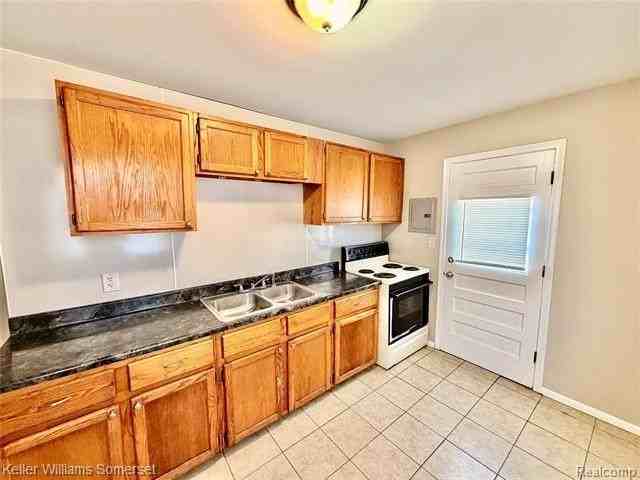 12753 Georgiana Ave - Photo 6 of 9
